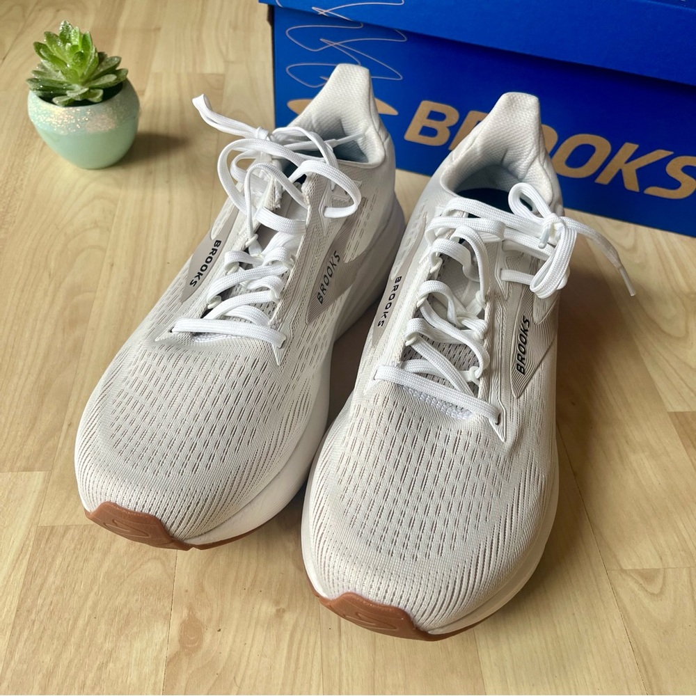 New with Box- Brooks Revel 8 White Chateau Grey 10D Wide